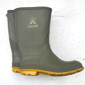 Unisex kids rain boots. Good condition.